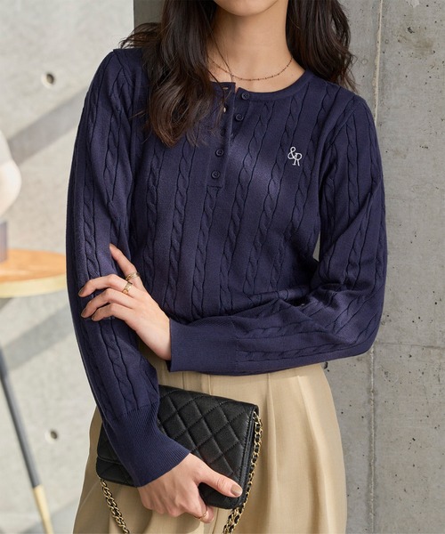 KOBE LETTUCE(コウベレタス)の「ヘンリーネックケーブルニットトップス(ニット/セーター・レディース・ネイビー/ブルー/アイボリー・M)」の5枚目の写真