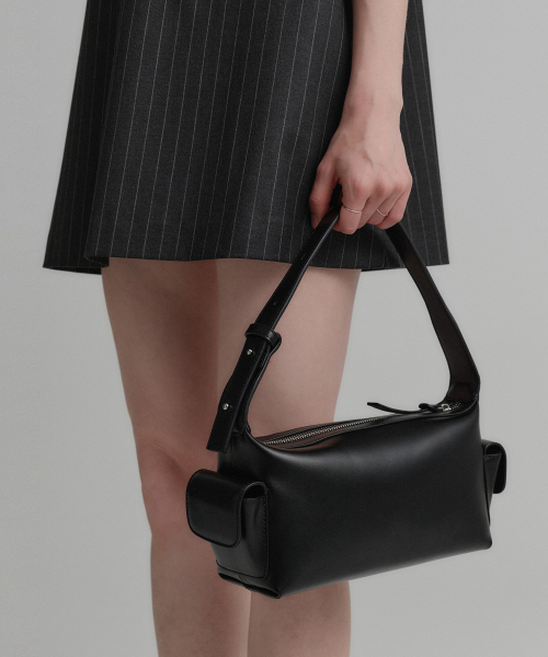 LOOKAST(ルックキャスト)の「トリニティポケットショルダーバッグ_ブラック / TRINITY POCKET SHOULDER BAG_BLACK(ショルダーバッグ・レディース・ブラック・ONE SIZE)」の3枚目の写真