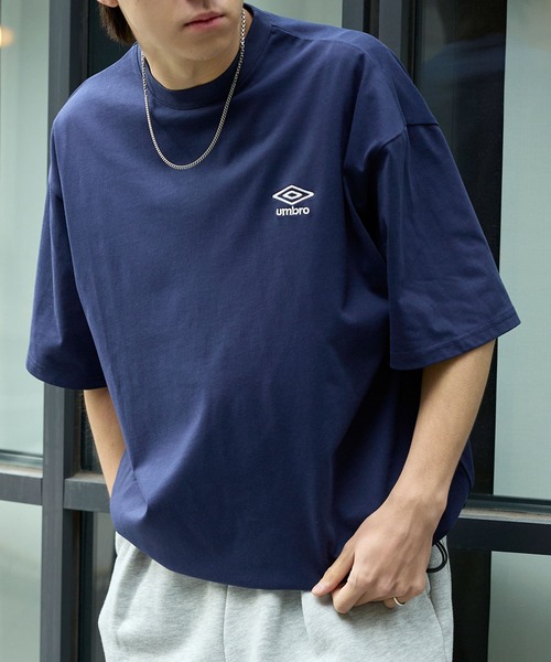 UMBRO(アンブロ)の「UMBRO/アンブロ 別注 ロゴ刺繍 ドロスト バックプリント半袖Tシャツ(Tシャツ/カットソー・メンズ・ネイビー/チャコール/ブラック/オフホワイト・L/M)」の4枚目の写真