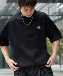 UMBRO（アンブロ）の「UMBRO/アンブロ 別注 ロゴ刺繍 ドロスト バックプリント半袖Tシャツ（Tシャツ/カットソー）」