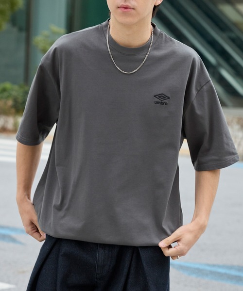 UMBRO(アンブロ)の「UMBRO/アンブロ 別注 ロゴ刺繍 ドロスト バックプリント半袖Tシャツ(Tシャツ/カットソー・メンズ・ネイビー/チャコール/ブラック/オフホワイト・L/M)」の9枚目の写真