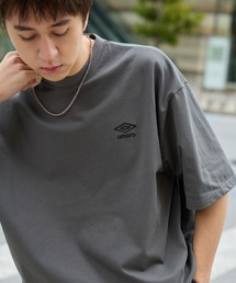 UMBRO（アンブロ）の「UMBRO/アンブロ 別注 ロゴ刺繍 ドロスト バックプリント半袖Tシャツ（Tシャツ/カットソー）」