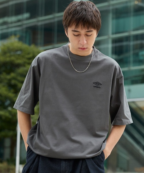 UMBRO(アンブロ)の「UMBRO/アンブロ 別注 ロゴ刺繍 ドロスト バックプリント半袖Tシャツ(Tシャツ/カットソー・メンズ・ネイビー/チャコール/ブラック/オフホワイト・L/M)」の19枚目の写真