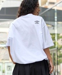 UMBRO（アンブロ）の「UMBRO/アンブロ 別注 ロゴ刺繍 ドロスト バックプリント半袖Tシャツ（Tシャツ/カットソー）」