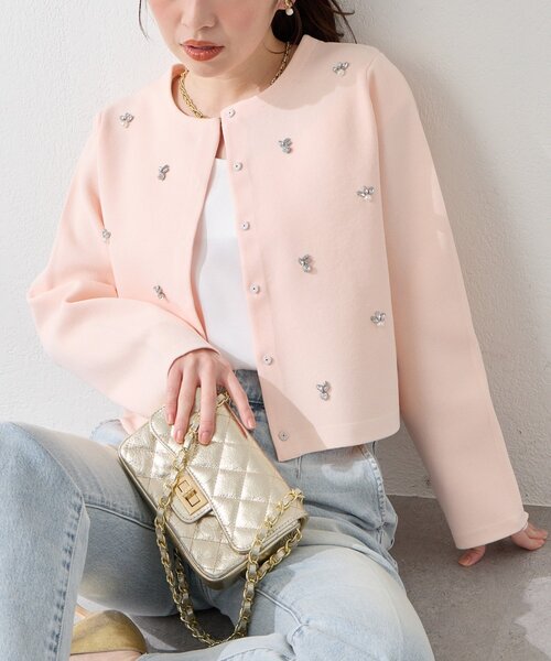 La boutique BonBon（ラブティックボンボン）の「【今すぐお届け！・お上品見え】ビジュー刺繍スポンディッシュジャケットカーディガン（ニット/セーター・レディース・ピンク/ライトグレー/ホワイト・FREE）」の3枚目の写真