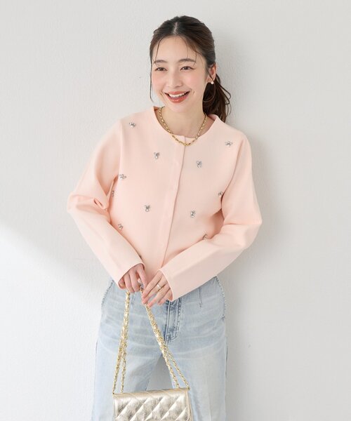 La boutique BonBon（ラブティックボンボン）の「【今すぐお届け！・お上品見え】ビジュー刺繍スポンディッシュジャケットカーディガン（ニット/セーター・レディース・ピンク/ライトグレー/ホワイト・FREE）」の4枚目の写真