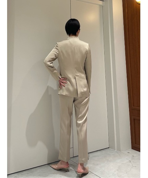 ESTNATION(エストネーション)の「ESTNATION THE FIRST / マットサテン テーパードパンツ(スラックス・レディース・ライトベージュ/ネイビー・36/38)」の9枚目の写真