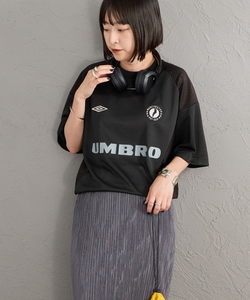 UMBRO（アンブロ）の「[UMBRO/アンブロ] 別注 メッシュ切り替え ゲームシャツ（Tシャツ/カットソー・レディース・ブラック/チャコールグレー/ブルー・S/M/L/XL）」の2枚目の写真