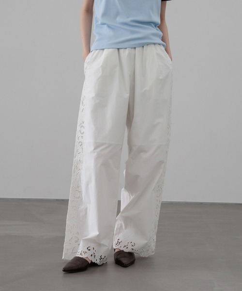 LOWRYS FARM（ローリーズファーム）の「カットワークレースパンツ　657446（その他パンツ・レディース・オフホワイト/ブラック/ブラウン・FREE）」の2枚目の写真