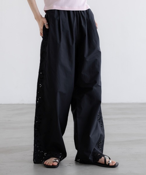 LOWRYS FARM（ローリーズファーム）の「カットワークレースパンツ　657446（その他パンツ・レディース・オフホワイト/ブラック/ブラウン・FREE）」の3枚目の写真