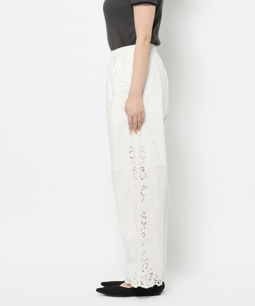 LOWRYS FARM（ローリーズファーム）の「カットワークレースパンツ　657446（その他パンツ・レディース・オフホワイト/ブラック/ブラウン・FREE）」の11枚目の写真