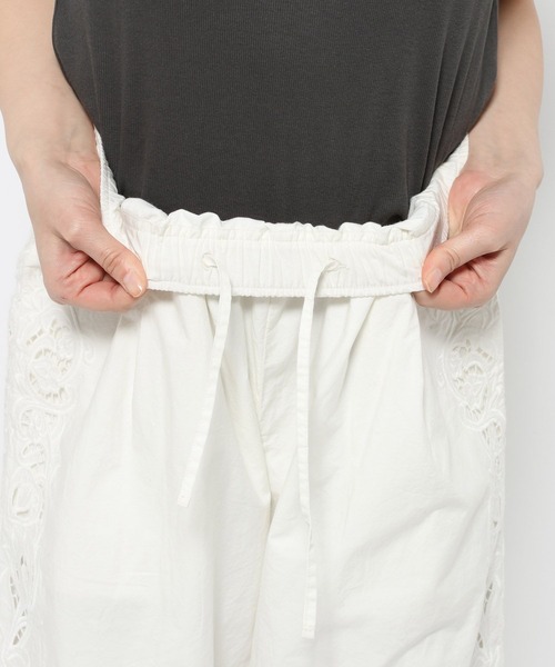 LOWRYS FARM（ローリーズファーム）の「カットワークレースパンツ　657446（その他パンツ・レディース・オフホワイト/ブラック/ブラウン・FREE）」の5枚目の写真