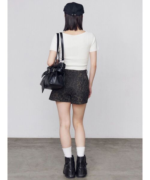 EMODA(エモダ)の「プリーツラップショートパンツ(その他パンツ・レディース・グレー/ブラック/ブラウン・SMALL/MEDIUM)」の4枚目の写真