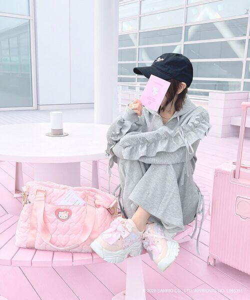 MAJESTIC LEGON（マジェスティックレゴン）の「ハローキティ トラベルボストン（ボストンバッグ・レディース・ピンク/アイボリー・FREE）」の3枚目の写真