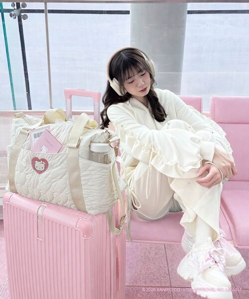 MAJESTIC LEGON（マジェスティックレゴン）の「ハローキティ トラベルボストン（ボストンバッグ・レディース・ピンク/アイボリー・FREE）」の4枚目の写真