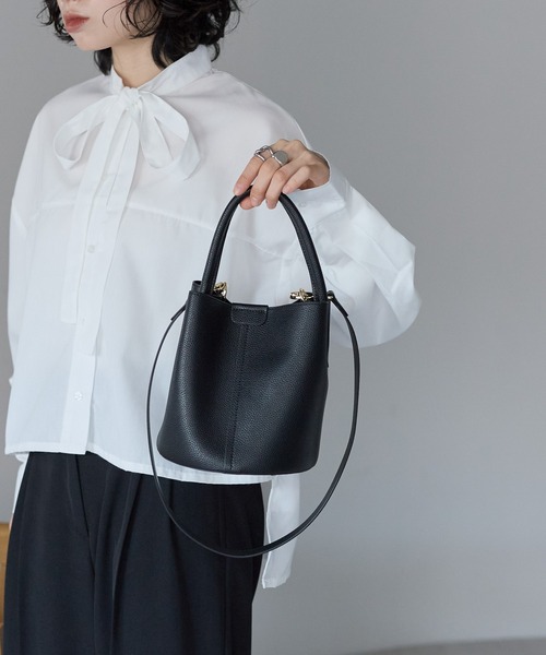 &MARKS(アンドマークス)の「C26【本革】2WAYミニバケットバッグ(ショルダーバッグ・レディース・ブラック/ブラウン/グレイッシュベージュ・FREE)」の6枚目の写真