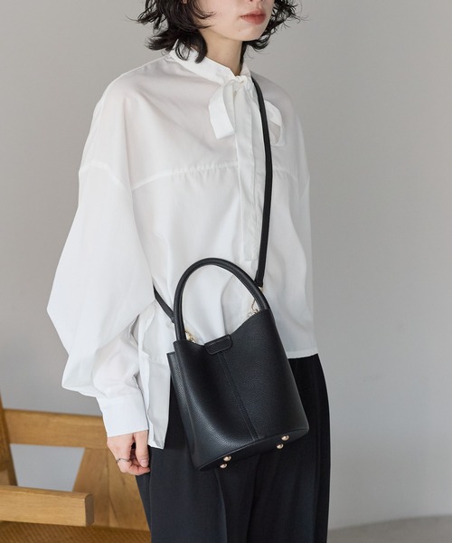 &MARKS(アンドマークス)の「C26【本革】2WAYミニバケットバッグ(ショルダーバッグ・レディース・ブラック/ブラウン/グレイッシュベージュ・FREE)」の8枚目の写真