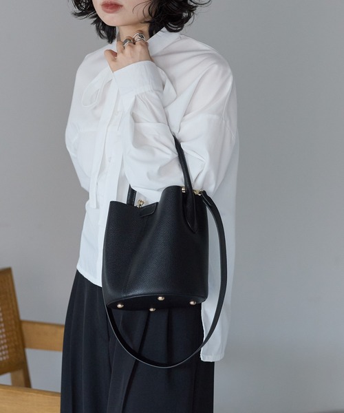 &MARKS(アンドマークス)の「C26【本革】2WAYミニバケットバッグ(ショルダーバッグ・レディース・ブラック/ブラウン/グレイッシュベージュ・FREE)」の5枚目の写真