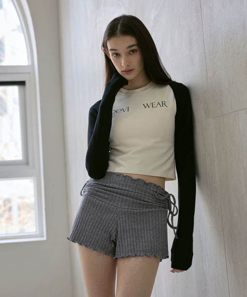 DEVIWEAR（デヴィウェア）の「女性ヨガウェア DEVI-B0088-チャコール ピラティス ビビアナ ショーリングショーツ（その他パンツ・レディース・チャコール・S/M）」の5枚目の写真