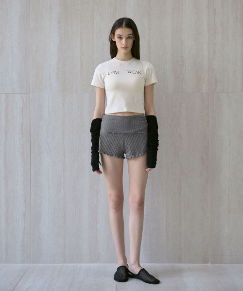 DEVIWEAR（デヴィウェア）の「女性ヨガウェア DEVI-B0088-チャコール ピラティス ビビアナ ショーリングショーツ（その他パンツ・レディース・チャコール・S/M）」の2枚目の写真
