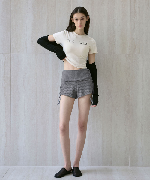 DEVIWEAR（デヴィウェア）の「女性ヨガウェア DEVI-B0088-チャコール ピラティス ビビアナ ショーリングショーツ（その他パンツ・レディース・チャコール・S/M）」の3枚目の写真