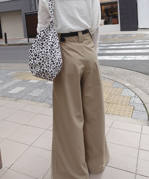 CORNERS(コーナーズ)の「マシュマロツイルハイウエストタックワイドパンツ(スラックス・レディース・ブラック/オフホワイト/ベージュ・M)」の16枚目の写真