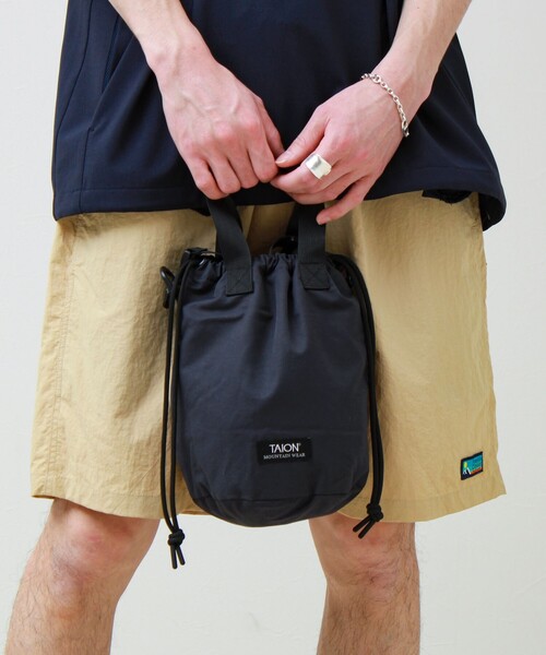 TAION（タイオン）の「【TAION / タイオン】MOUNTAIN BUCKET BAG（ショルダーバッグ・メンズ・ブラック/オリーブ/ライトグレー/ネイビー・FREE）」の4枚目の写真
