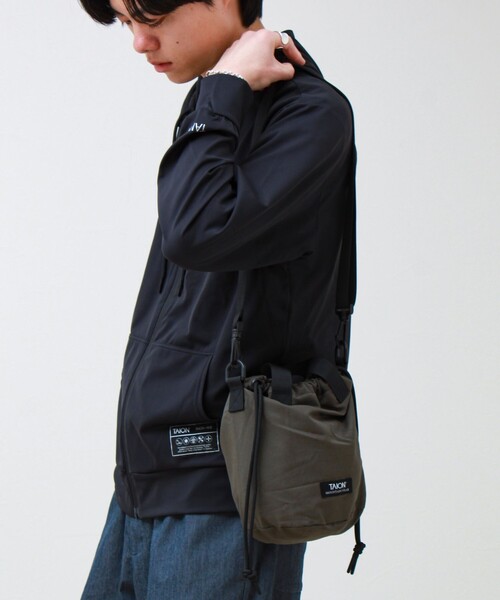TAION（タイオン）の「【TAION / タイオン】MOUNTAIN BUCKET BAG（ショルダーバッグ・メンズ・ブラック/オリーブ/ライトグレー/ネイビー・FREE）」の3枚目の写真