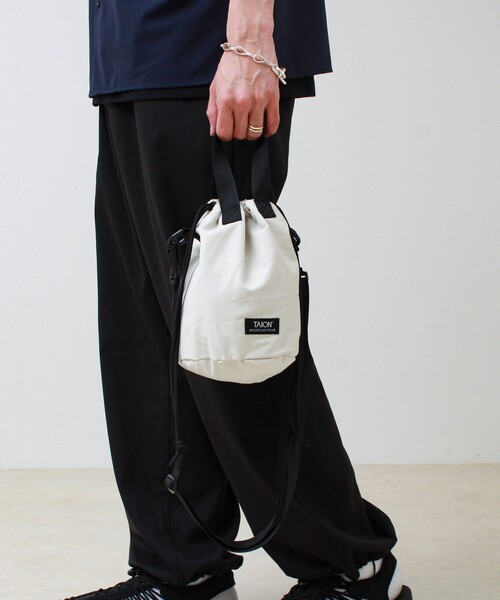 TAION（タイオン）の「【TAION / タイオン】MOUNTAIN BUCKET BAG（ショルダーバッグ・メンズ・ブラック/オリーブ/ライトグレー/ネイビー・FREE）」の6枚目の写真