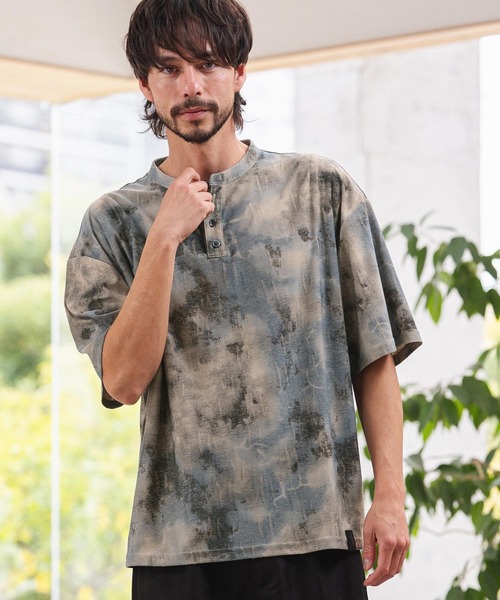 CAMBIO(カンビオ)の「mt10467-Fade Distressed Henley Neck Tee ヘンリーネックTシャツ(PF-261-021)(Tシャツ/カットソー・メンズ・ブラック/サックスブルー・M/L)」の1枚目の写真