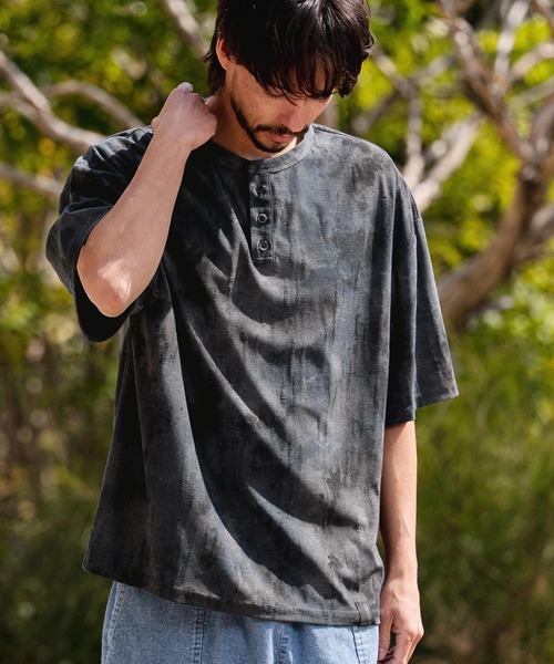 CAMBIO(カンビオ)の「mt10467-Fade Distressed Henley Neck Tee ヘンリーネックTシャツ(PF-261-021)(Tシャツ/カットソー・メンズ・ブラック/サックスブルー・M/L)」の2枚目の写真