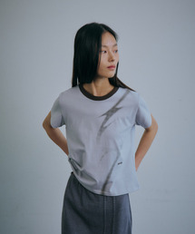 BEKSI（ベクシ）の「TRACE GRAPHIC REGULAR T-SHIRT, ASH BLUE（Tシャツ/カットソー）」