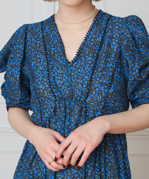 IENA LA BOUCLE(イエナラブークル)の「IENA LA BOUCLE Flower プリントワンピース(ワンピース・レディース・ネイビー・FREE)」の6枚目の写真