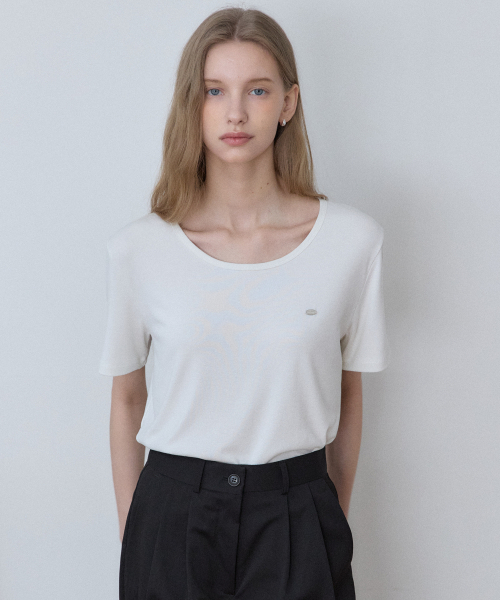 OURHOPE(アワーホープ)の「ソフトシルキー ロゴ Uネック Tシャツ - アイボリー(Tシャツ/カットソー・レディース・アイボリー・ONE)」の2枚目の写真