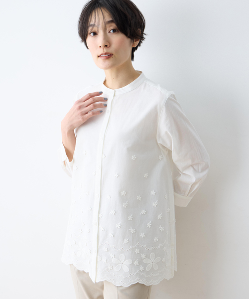 DECOY SINCE 1981(デコイシンスイチキュウハチイチ)の「フラワー刺繍バンドカラーブラウス【綿100%】(シャツ/ブラウス・レディース・ホワイト/グリーン/ネイビー・9号/11号/13号)」の1枚目の写真