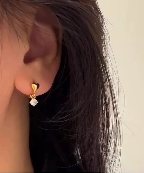 LA VORAGINE(ラ ヴォラジネ)の「ハートデザイン フープピアス ミニマルシンプル 繊細可愛い ユニーク 高級感(ピアス(両耳用)・レディース・シルバー/ゴールド・FREE)」の3枚目の写真