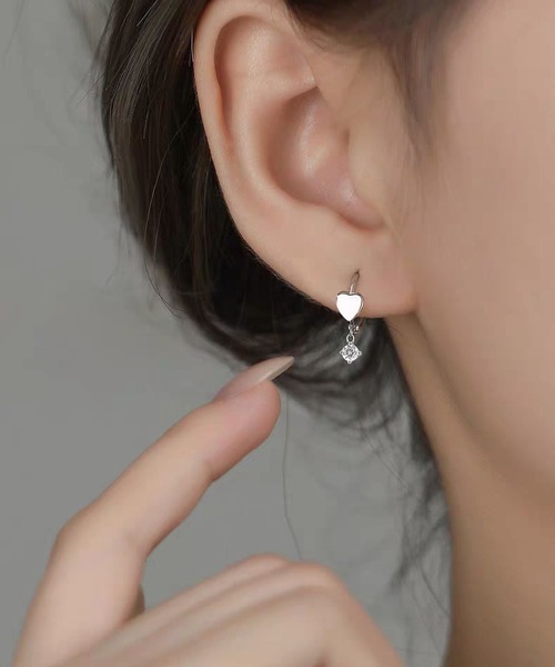 LA VORAGINE(ラ ヴォラジネ)の「ハートデザイン フープピアス ミニマルシンプル 繊細可愛い ユニーク 高級感(ピアス(両耳用)・レディース・シルバー/ゴールド・FREE)」の15枚目の写真