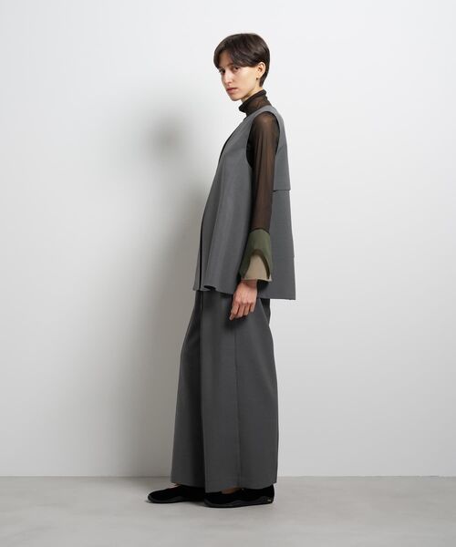 LANVIN en Bleu(ランバンオンブルー)の「ドライポリエステルバックオープンベスト(シャツ/ブラウス・レディース・グレー/ブラック/オフホワイト・38)」の5枚目の写真