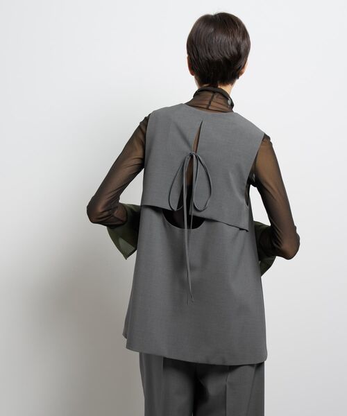 LANVIN en Bleu(ランバンオンブルー)の「ドライポリエステルバックオープンベスト(シャツ/ブラウス・レディース・グレー/ブラック/オフホワイト・38)」の9枚目の写真