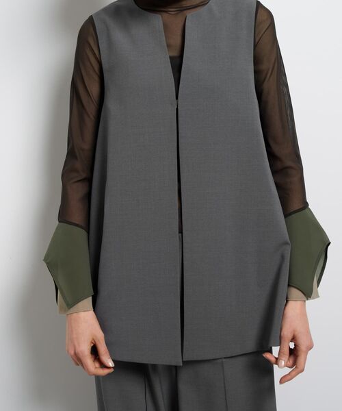 LANVIN en Bleu(ランバンオンブルー)の「ドライポリエステルバックオープンベスト(シャツ/ブラウス・レディース・グレー/ブラック/オフホワイト・38)」の13枚目の写真