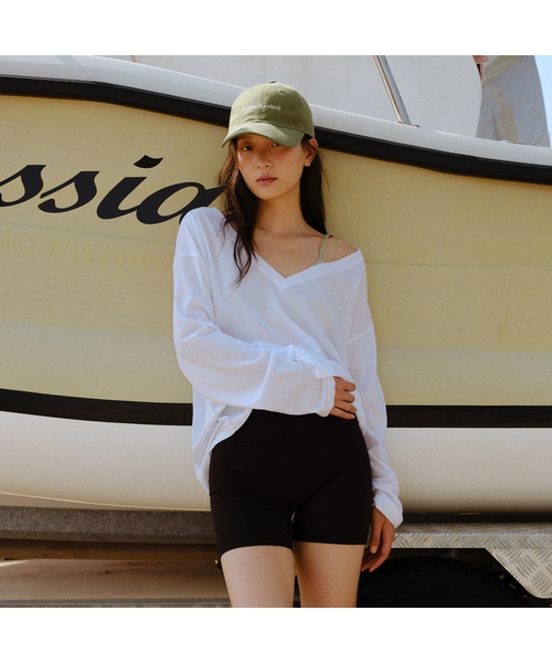 URAGO(ユラーゴ)の「Deep V long sleeve t-shirt_4colors(Tシャツ/カットソー・レディース・イエロー/ブルー/チャコールグレー/ホワイト・FREE)」の2枚目の写真