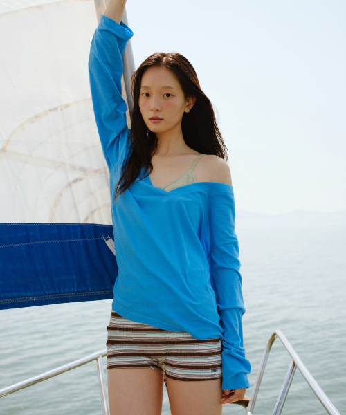 URAGO(ユラーゴ)の「Deep V long sleeve t-shirt_4colors(Tシャツ/カットソー・レディース・イエロー/ブルー/チャコールグレー/ホワイト・FREE)」の5枚目の写真