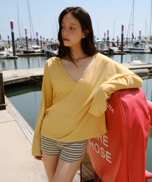 URAGO(ユラーゴ)の「Deep V long sleeve t-shirt_4colors(Tシャツ/カットソー・レディース・イエロー/ブルー/チャコールグレー/ホワイト・FREE)」の6枚目の写真