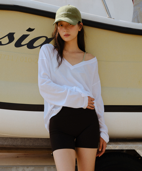 URAGO(ユラーゴ)の「Deep V long sleeve t-shirt_4colors(Tシャツ/カットソー・レディース・イエロー/ブルー/チャコールグレー/ホワイト・FREE)」の7枚目の写真