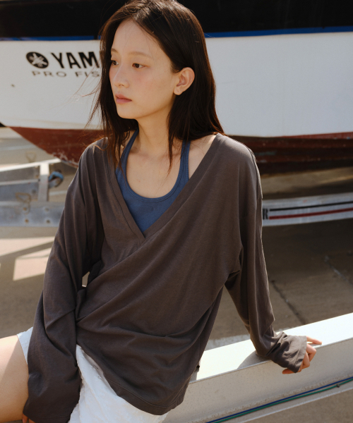 URAGO(ユラーゴ)の「Deep V long sleeve t-shirt_4colors(Tシャツ/カットソー・レディース・イエロー/ブルー/チャコールグレー/ホワイト・FREE)」の8枚目の写真