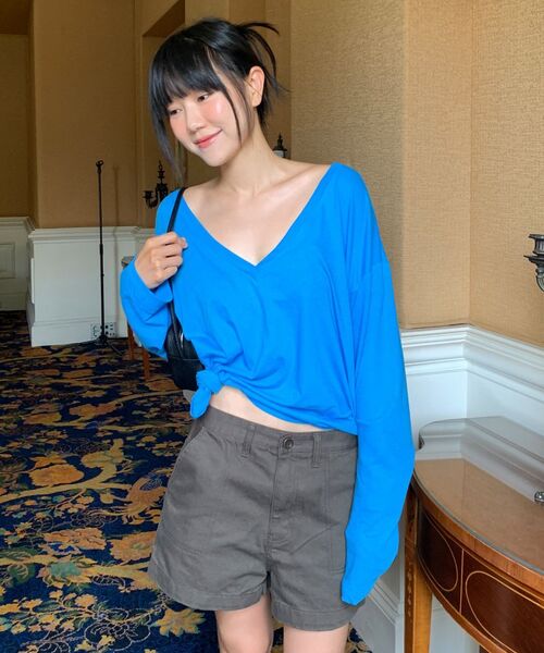 URAGO(ユラーゴ)の「Deep V long sleeve t-shirt_4colors(Tシャツ/カットソー・レディース・イエロー/ブルー/チャコールグレー/ホワイト・FREE)」の9枚目の写真