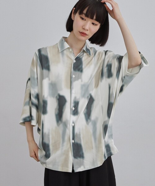 tk.TAKEO KIKUCHI(ティーケータケオキクチ)の「【今、売れています。】アブストラクトドルマンとろみシャツ/さらっとタッチ/ドレープ/美シルエット/総柄シャツ/モード(シャツ/ブラウス・メンズ・ホワイト系4/ブラック系3・02/03)」の7枚目の写真