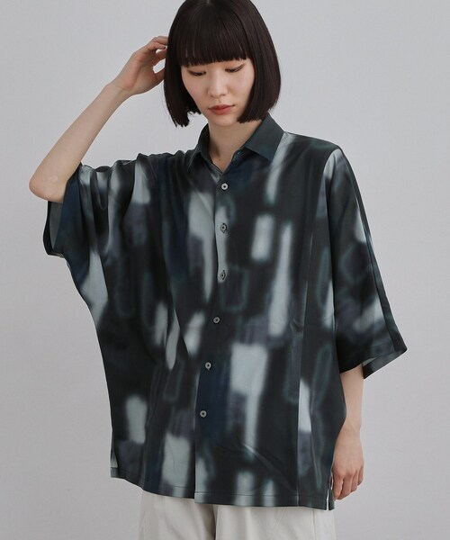 tk.TAKEO KIKUCHI(ティーケータケオキクチ)の「【今、売れています。】アブストラクトドルマンとろみシャツ/さらっとタッチ/ドレープ/美シルエット/総柄シャツ/モード(シャツ/ブラウス・メンズ・ホワイト系4/ブラック系3・02/03)」の15枚目の写真