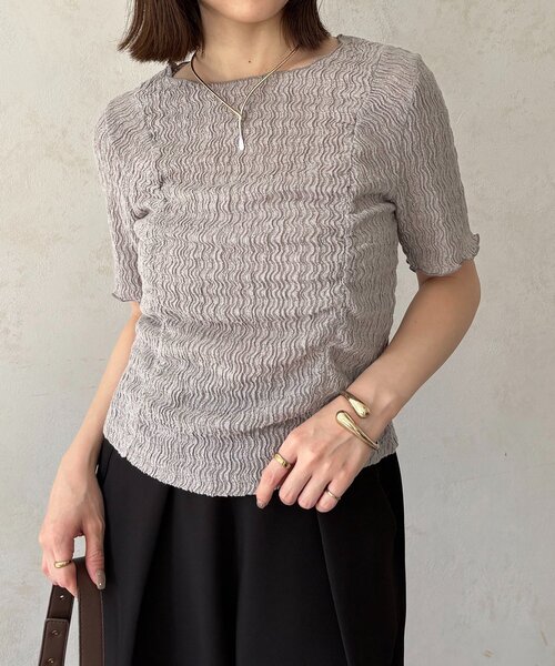 Thevon(ゼボン)の「ギャザージャガード半袖プルオーバー(Tシャツ/カットソー・レディース・グリーン系/グレー/アイボリー/ブラック・FREE)」の3枚目の写真