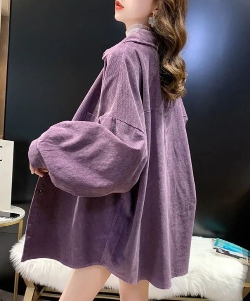 witch(ウイッチ)の「オーバーサイズのパープルコーデュロイシャツ(シャツ/ブラウス・レディース・ブラック/パープル/ベージュ・L/XL/M)」の4枚目の写真